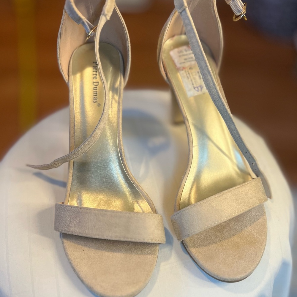 Pierre Dumas Women's Cream Ankle Strap Heels